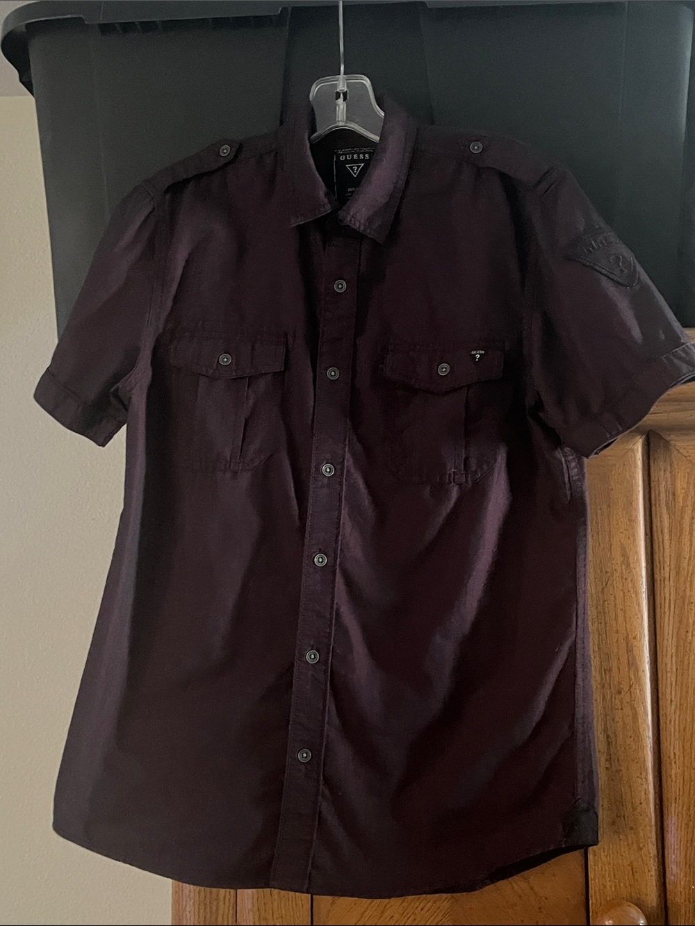 Preowned Guess Mens Short-Sleeve Button-Up Shirt in Dark Burgundy .